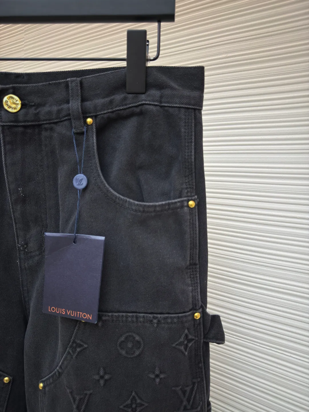 LOUIS VUITTON embossed work jeans ●Authentic product: purchased and developed by 17899 ●Item number: 1680249-B70 ●Material: denim fabric ●Technology: embossed embossed production ●Version: fitted version ●Weight: about 1085 grams ●Size: 30-32-34-36 ●Description: Integrating Monogram embossed pockets into a casual workwear silhouette, it can create a trendy look with the same style of overalls, or it can be mixed and matched with separate items to explore more fashion possibilities. Positioned panel splicing design, slightly distressed, washed blue, square nails with lettering under the left sleeve, decorative zipper, snap buttons at the front, standard cut version, casual style, suitable for both men and women. Original goods, washed casual jeans, imported original washed stretch fabric, comfortable and elastic, original hardware accessories decorated with logo, super correct fit, extremely high grade, high quality, fashionable and stylish upper body. The overall wiring is straight and delicate, the fabric is comfortable and soft, and the color is consistent without color difference. It can be matched with the same style to create a fashionable look and control various occasions. Customized accessories, complete with three standards, same style for men and women!